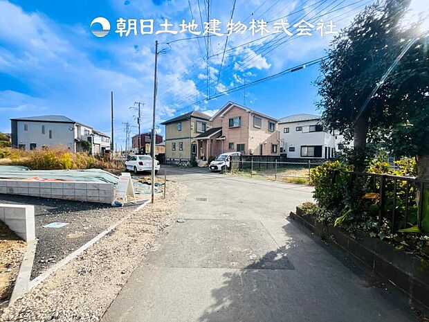 【前面道路＋現地写真】交通量の少ない前面道路は、小さなお子様がいるご家庭も安心です♪