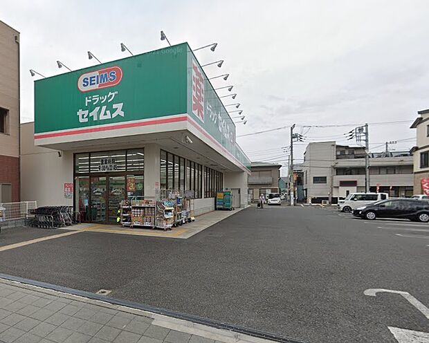 【ドラッグセイムス　寒川駅前店】　相模線の寒川駅から徒歩3分ほどの場所にある、大手ドラッグストアーのチェーン店。