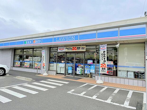 【ローソン　海老名中央2丁目店】　車利用の方にはとても使い易いコンビニです。非常に駐車場が大きいローソンでかなり利便性が良いです。