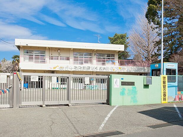 【勝瀬保育園】　閑静な住宅街の中にあります。一般車両が殆ど通行しない場所なので事故の危険が少なく安心です。遊具も多くあり、子供たちの元気な声が響いています。