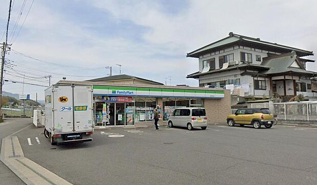 【ファミリーマート　厚木及川店】　店内は広くてきれいです。品揃えも良く便利です。駐車場もあります。