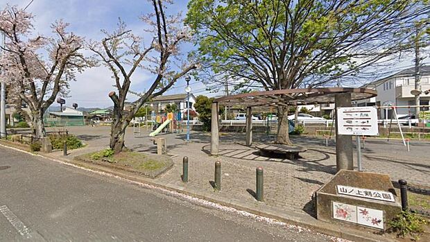 【山ノ上剣公園】　園内はとても広く、遊具広場と多目的広場があります。アスレチック遊具やブランコ、砂場、滑り台にスプリング遊具と小さい子から楽しめるものばかりです。