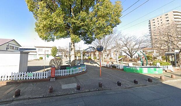 【ひまわり公園】　住宅地の中にあります。電車も見れる公園です。児童館が隣にあります。