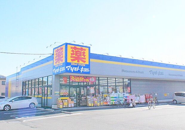 【マツモトキヨシ　厚木下荻野店】　店内は広々としており、品揃えが豊富です。駐車場もあるため、車で行っても問題ありません。