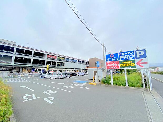 【コーナン　下荻野店】　1階にホームセンター、2階には、家電量販店とスポーツデポが入っている複合施設になっています。店内には天井が高く、広い敷地になっています。