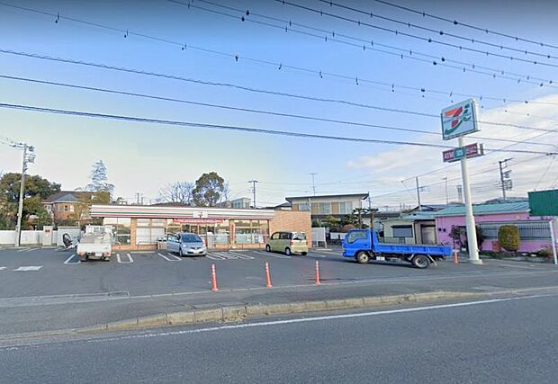 【セブンイレブン 寒川岡田4丁目店】 駐車場が広いです。