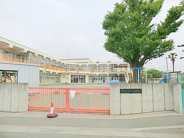 【さむかわ保育園】 園内はとても広く、子供達が駆け回っていて、元気いっぱいといった感じです。