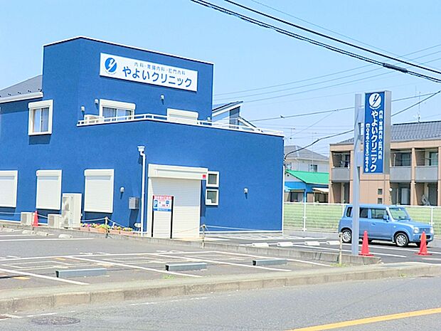 【やよいクリニック】 院内はスッキリして清潔感があります、駐車場もあるので車での通院がしやすいです。