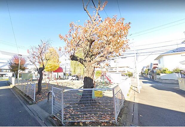 【上今泉第一児童遊園】 砂場、ブランコ、滑り台、鉄棒、シーソーのある公園です。小田急線の線路のすぐそばなので安全に電車を見ることもできます。