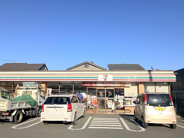 【セブンイレブン 海老名杉久保店】 お昼時は人気のある店舗です。ポストがあります。