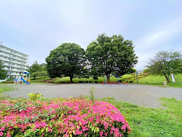 【杉久保富谷児童公園】　公園の設備には水飲み・手洗い場があります。また、遊び場には砂場、複合遊具ブランコすべり台鉄棒シーソーがありお子様に人気です。