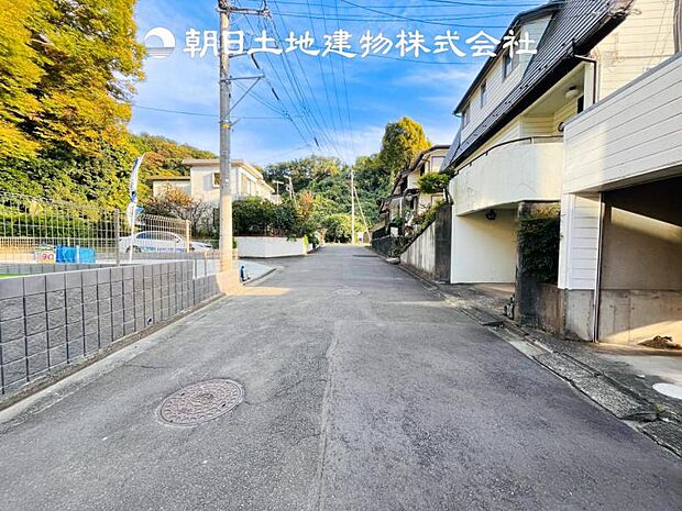 【前面道路+現地写真】交通量の少ない前面道路は、小さなお子様がいるご家庭も安心です♪