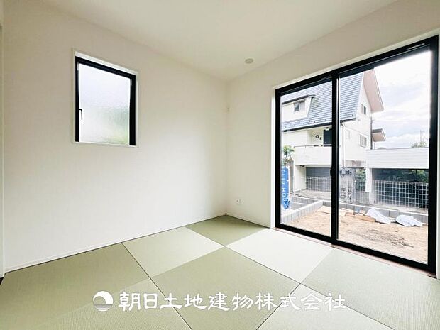 【和室 (約4.5帖)】LDK横の和室には小さなお子様が遊んだりちょっとしたお昼寝タイムに大活躍です!!「あってよかった」とお住まいになってから思っていただけます♪
