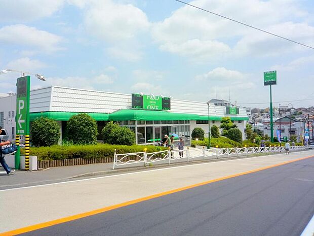 【フードワン　座間店】　駐車場は地下と地上の2箇所あり広いです。雨の日は濡れなくて便利です。品揃えもいいです。