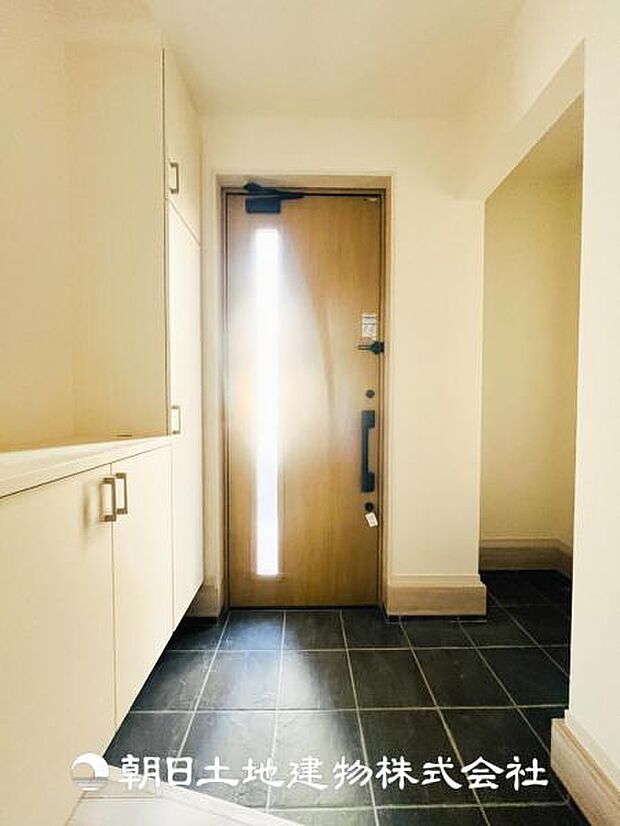 【玄関】SIC付きの広々玄関です♪