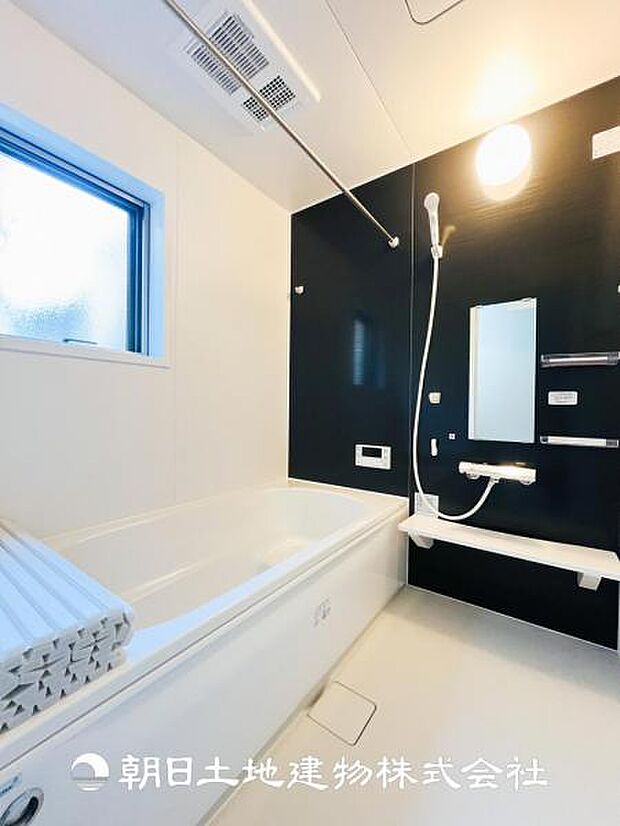 【ユニットバス】1坪のタイプの浴槽はご家族でもお一人でもくつろげる広さとなっており浴室乾燥機は花粉や梅雨時期に大活躍です!