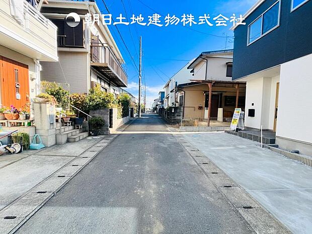 【前面道路+現地写真】交通量の少ない前面道路は、小さなお子様がいるご家庭も安心です♪