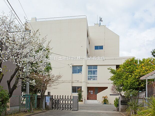 【厚木市立厚木第二小学校】　市街地にありながら自然に囲まれた素晴らしい環境の下で、子どもたちは自由に学び、遊べる環境が整っています。