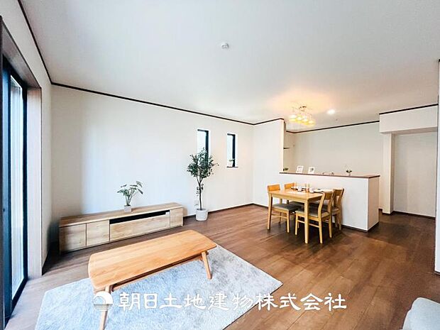 C号棟【LDK (約17帖)】広々としたLDKは明るさとご家族皆様の笑顔が溢れる空間です！