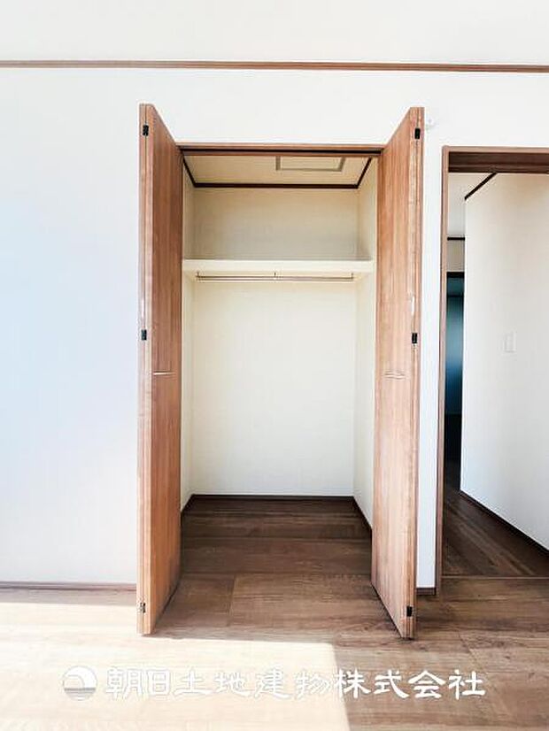 C号棟【クローゼット (寝室 約6帖)】収納力たっぷりなワイドタイプを設置♪