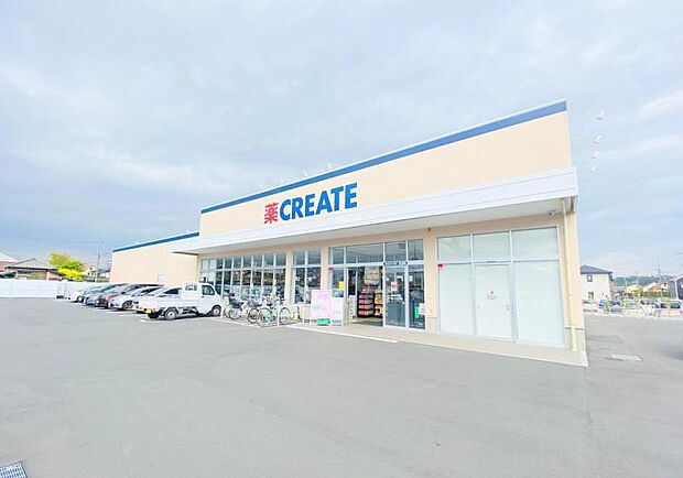 【クリエイト　海老名今里店】　駐車場が広いです。店内通路も広く買い物がしやすいです。同じ敷地内にローソンがあるので便利です。