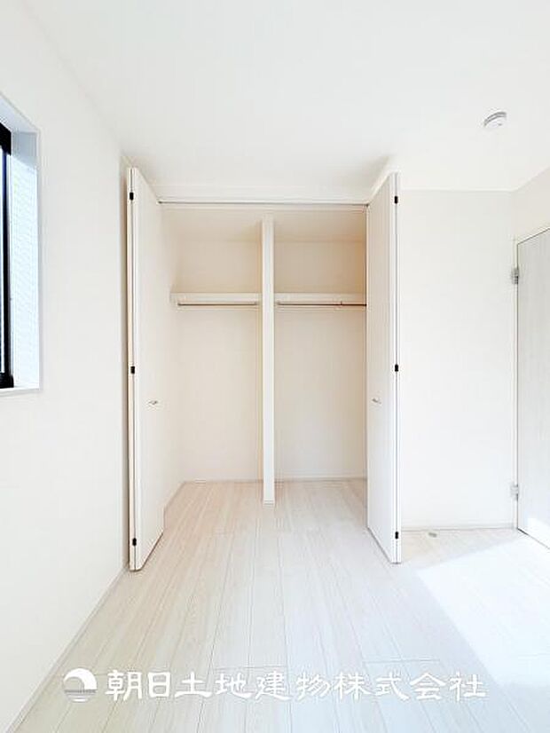 【クローゼット (寝室 約6.75帖)】収納力たっぷりなワイドタイプを設置♪