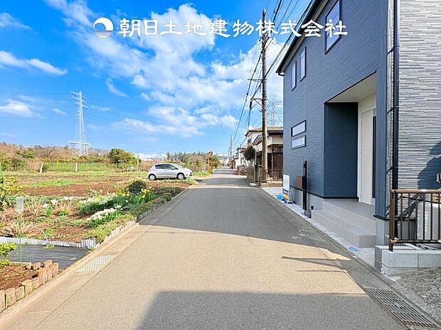 【前面道路+現地写真)】交通量の少ない前面道路は、小さなお子様がいるご家庭も安心です♪