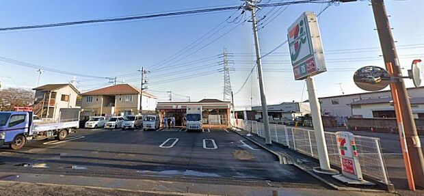【セブンイレブン　綾瀬吉岡東店】　駐車場は広く車も停めやすいです。店員さんの対応もよく気持ちが良く買い物ができます。
