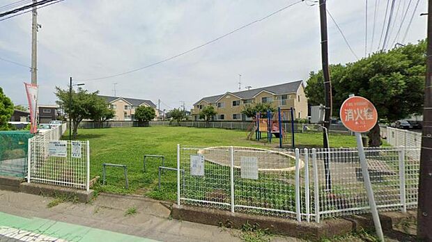 【吉岡東公園】　花壇や芝生が整備されている公園です。