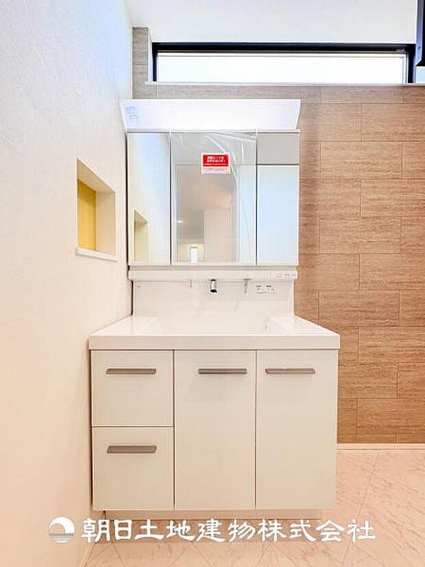 【洗面化粧台】三面鏡タイプの洗面化粧台になっておりまして裏側には収納ができるスペースがございます！