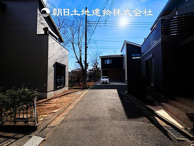 【前面道路＋現地写真】交通量の少ない前面道路は、小さなお子様がいるご家庭も安心です♪