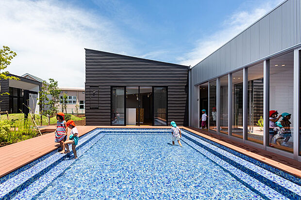 【スマイルワールド保育園】　駐車場・駐輪場があるので送り迎えに便利です。園内もきれいです。