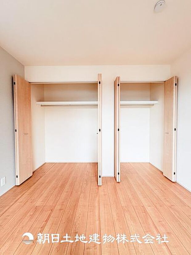 【クローゼット (寝室 約7帖)】収納力たっぷりなダブルクローゼットを設置♪