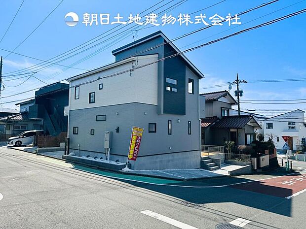 【前面道路+現地写真】交通量の少ない前面道路は、小さなお子様がいるご家庭も安心です♪