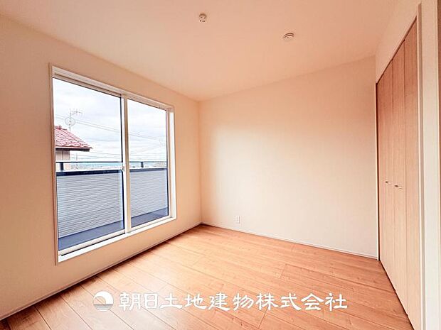 【洋室 (約5.25帖)】バルコニーに面した明るいお部屋です♪