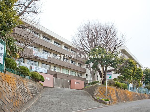 【海老名市立大谷中学校】 海老名市の中でも少し小高い場所に位置しています。学校周辺は畑に囲まれており、のどかな風景が広がっています。