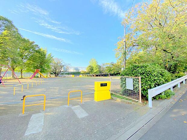 【国分寺台第三児童公園】 平坦で子供の様子が見渡せる公園です。ブランコ、滑り台、鉄棒、砂場があります。水道があり、水飲みや手洗いはできます。