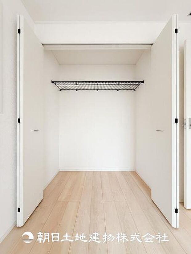 【クローゼット (寝室 約6.7帖)】収納力たっぷりなワイドタイプを設置♪