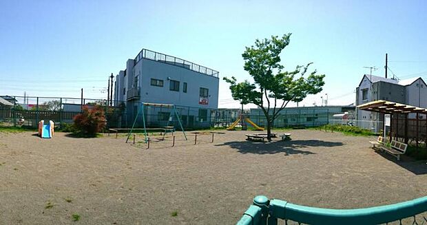 【一本松公園】　砂場、ブランコ、すべり台、鉄棒があります。すべり台は幼児が安全に楽しめる小さなタイプのものが設置されています。