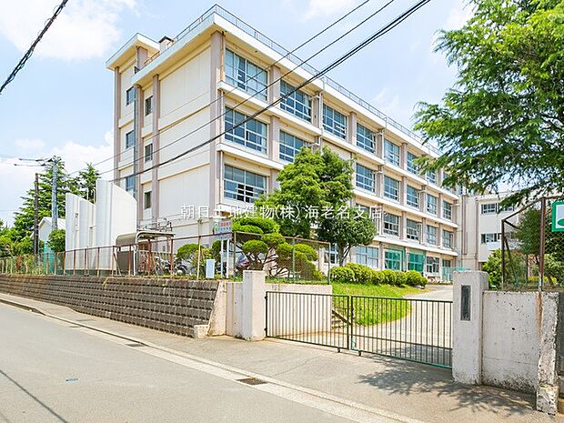 【寒川町立旭が丘中学校】 周囲は田園風景が広がり、車の通りも少ない為非常に静かな環境です。 部活動も盛んで、剣道部は団体・個人共に関東大会の常連校です。