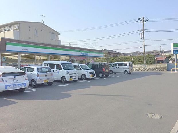 【ファミリーマート 倉見】 店員さんの接客がいいです。雰囲気もいいですし、駐車場も広いです。