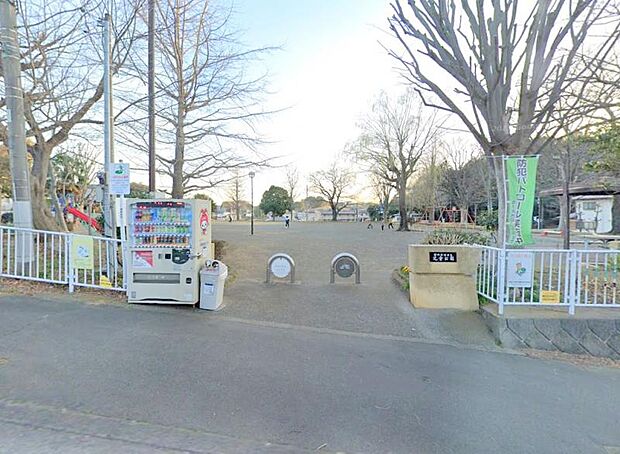 【国分寺台第四児童公園】　ブランコ、すべり台、鉄棒、砂場、木登りしやすい低い木、ベンチ、水道、自販機があります。平面も広い公園になります。