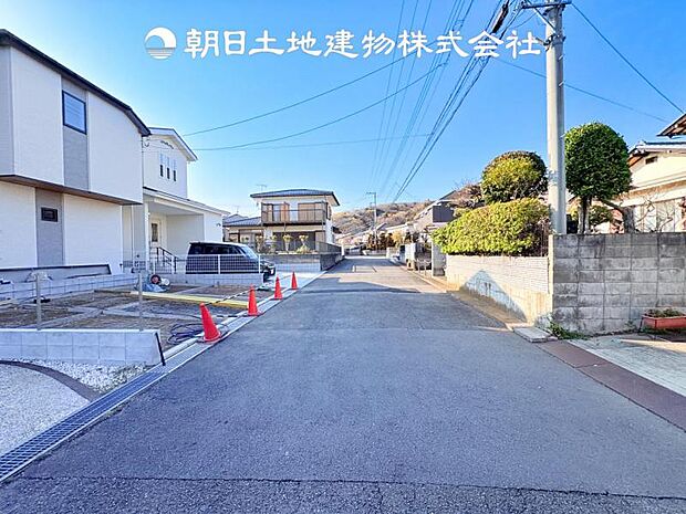 【前面道路+現地写真】交通量の少ない前面道路は、小さなお子様がいるご家庭も安心です♪