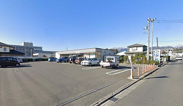 【セブンイレブン 厚木下荻野北店】 駐車場が広く停めやすいです。店内も綺麗で品揃えも良いです。