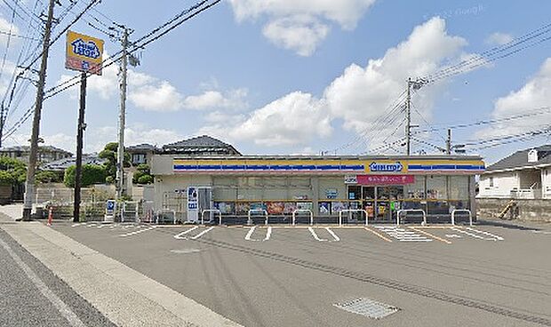 【ミニストップ　厚木妻田北4丁目店】　車の出入りが非常にしやすいお店です。 店内だけでなく、駐車場敷地内も綺麗に維持されています。