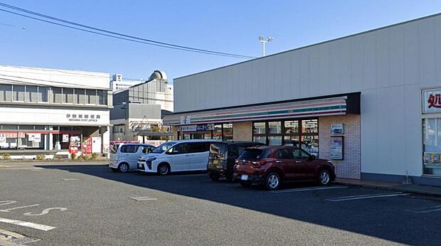 【セブンイレブン 伊勢原田中店】 駐車場が広く利用しやすいです。明るい店内で品揃えも良いです。