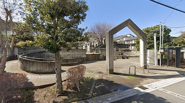 【桜道公園】 伊勢原市立武道館のすぐ隣に整備されている公園です。伊勢原北コミュニティセンターもすぐ近くあります。