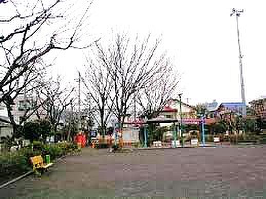 【戸室しみず公園】　戸室団地の一角にある公園です。公園内には滑り台、ブランコ、鉄棒、波形のうんていなどの遊具がそろっています。