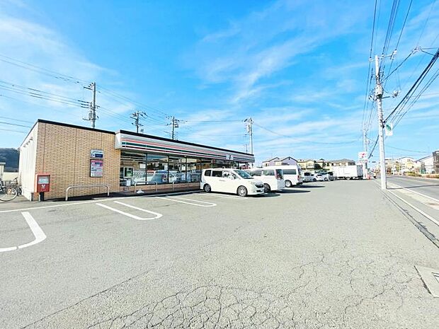 【セブンイレブン　愛川町中津店】　女性専用トイレがあり、キレイにしてくださっていて臭くなくてうれしい。売り場も広くて品揃えが良いです。