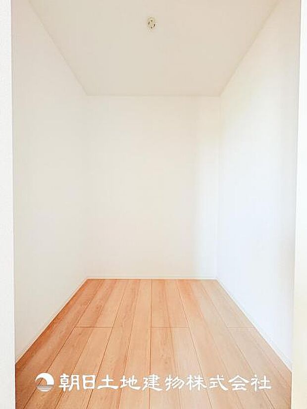 【ウォークインクローゼット (寝室 約8帖)】